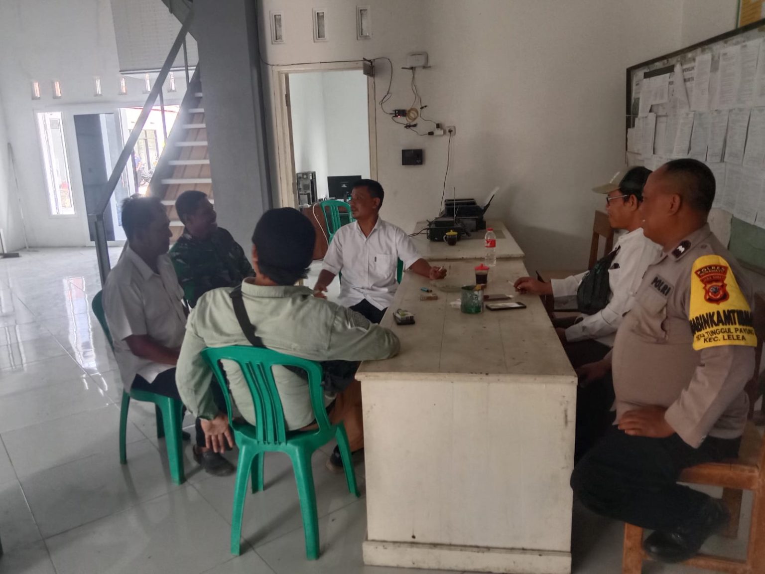 Terjalinnya Kedekatan Antara Polisi dan Warga, Bhabinkamtibmas Polsek Lelea Sambangi Desa Tunggul Payung